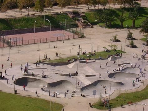 Skatepark Parque de los Reyes con jóvenes practicando