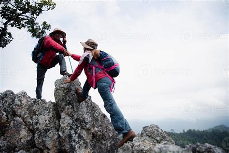 Foto de personas realizando trekking en la montaña