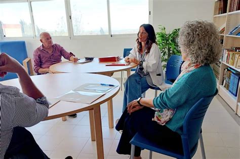 fotografía de cuidadores interactuando en un taller de capacitación o recibiendo material de apoyo