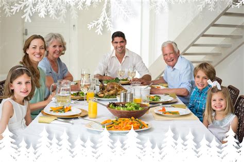 Familia comiendo junta, incluyendo adultos mayores