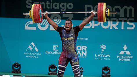 Foto de una deportista de halterofilia realizando un levantamiento de peso.