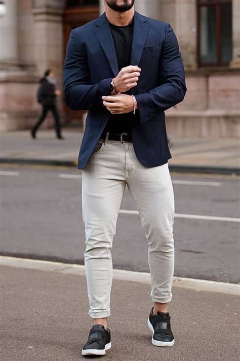 hombre mayor elegante caminando con ropa casual pero bien combinada