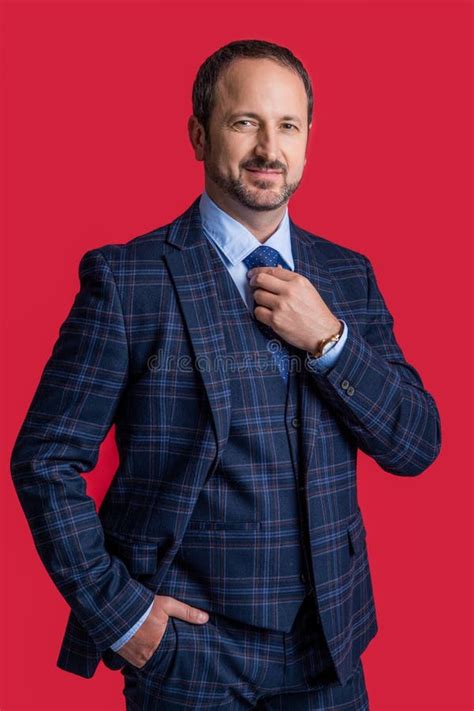 hombre maduro con traje de baño de longitud media y color vibrante