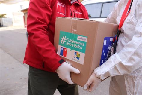 Autoridades presentes durante la entrega de cajas de alimentos