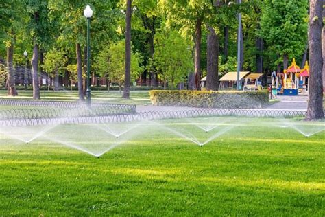 Foto de una parcela bien cuidada con áreas verdes y sistemas de riego
