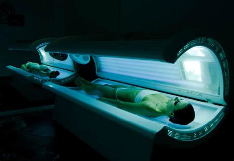 Fotografía de una persona utilizando una cama solar.