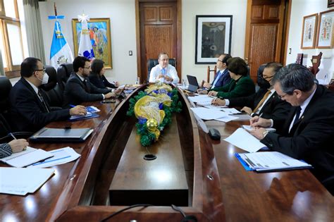 Foto temática: Cultivos de rosa mosqueta en tierras mapuche o reunión de autoridades con representantes indígenas