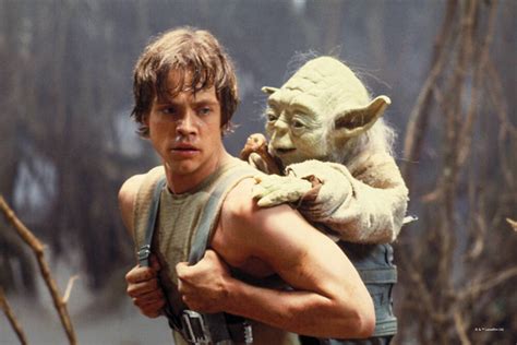 Yoda levitando el Ala-X de Luke Skywalker en Dagobah