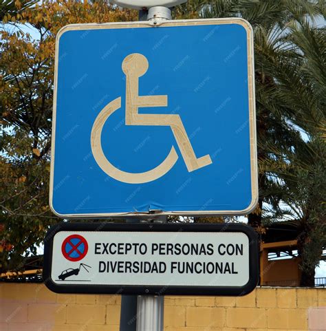Señal de aparcamiento para personas con discapacidad con símbolo internacional