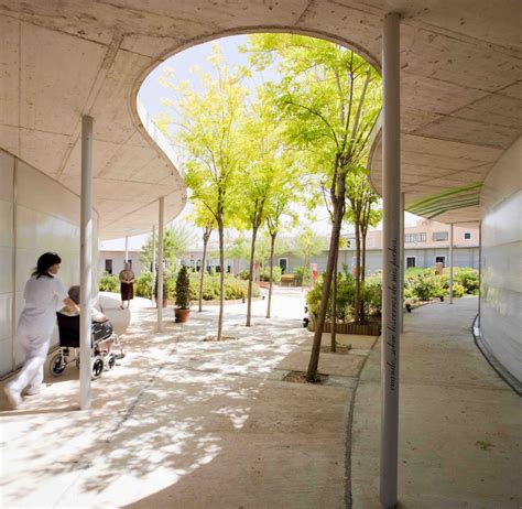 Fachada de un moderno centro geriátrico o ELEAM