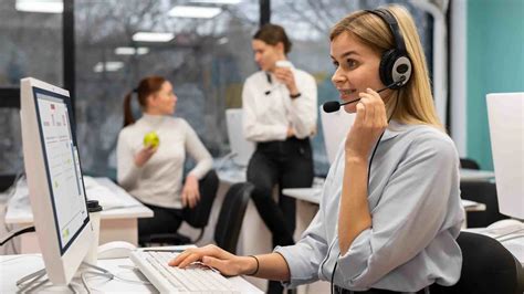 Equipo de asistentes de atención al cliente de AFP interactuando con afiliados en un entorno moderno