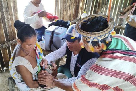 Miembros del Comando Matico, brigada indígena de salud, atendiendo a pacientes.