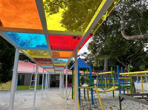 Fachada de un jardín infantil moderno y colorido.