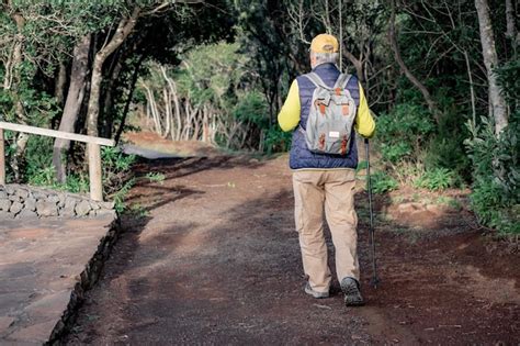 Adultos mayores disfrutando de un sendero en un parque nacional