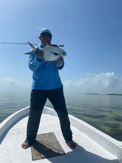 Lancha de pesca en la bahía de Concón con pasajeros adultos mayores disfrutando