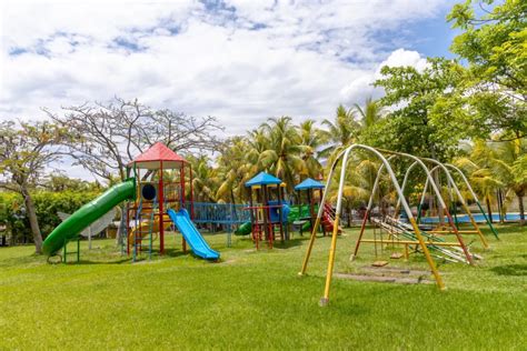 Foto de las instalaciones recreativas del Círculo, mostrando la piscina y áreas verdes