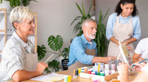 Personas mayores realizando manualidades en un taller