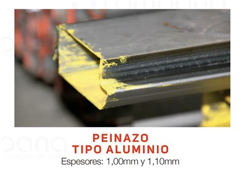 Foto de una puerta peinazo de aluminio con revestimiento de acero inoxidable en un hospital, adaptada para personas con movilidad reducida.