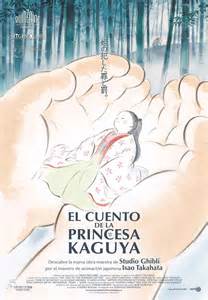 La Princesa Kaguya mirando la luna con tristeza junto a sus padres adoptivos.