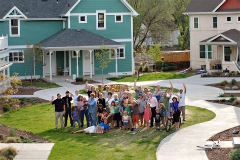 Esquema de una comunidad Cohousing intergeneracional con áreas comunes