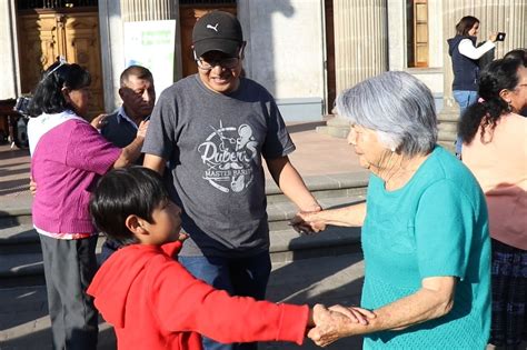 Foto de niños, jóvenes y adultos mayores interactuando en programas de apoyo intergeneracional