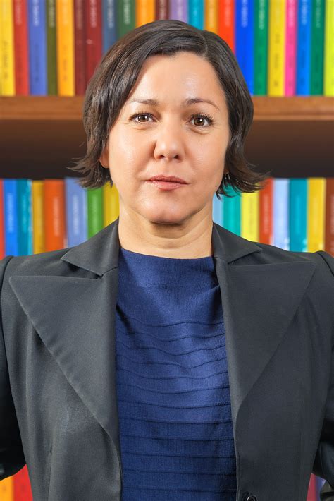 Fotografía de Javiera Parada en su juventud, destacando su pasado como figura pública infantil.