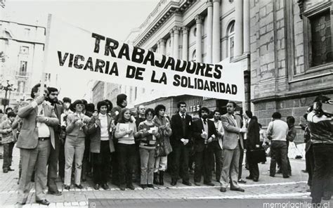 Ilustración que representa la Vicaría de la Solidaridad y su labor durante la dictadura.