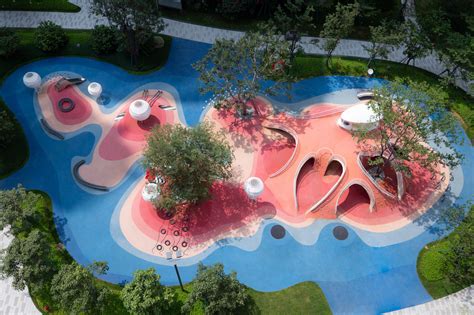Diseño de parque infantil inclusivo con rampas y accesos