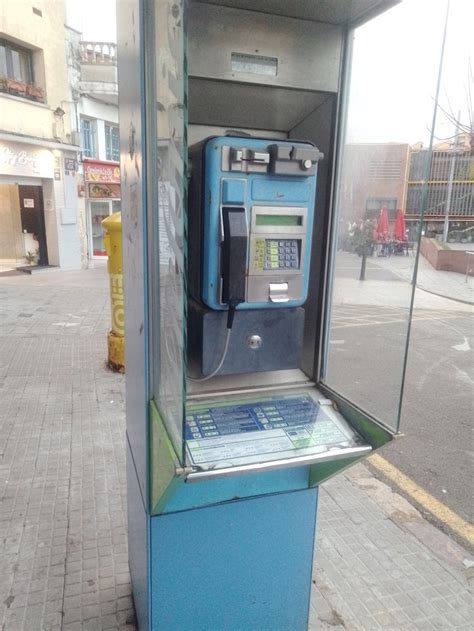 Comparativa de cabinas telefónicas: una con dos alturas (no inclusiva) y otra con una altura media universal (inclusiva)