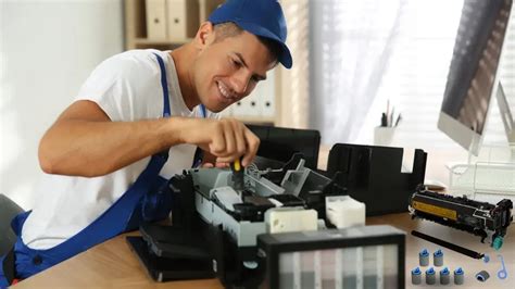 Persona realizando tareas de mantenimiento en una propiedad