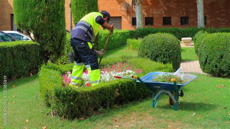Jardinero cuidando un extenso jardín con equipos profesionales