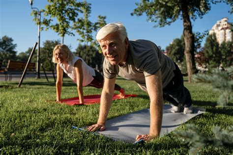 Adultos mayores realizando ejercicios de bajo impacto al aire libre