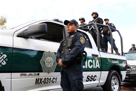Foto de la policía realizando diligencias en la zona de San Miguel