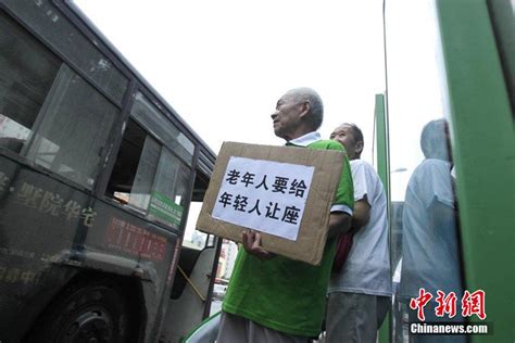 Anciano bloqueando un autobús en China por disputa de asiento