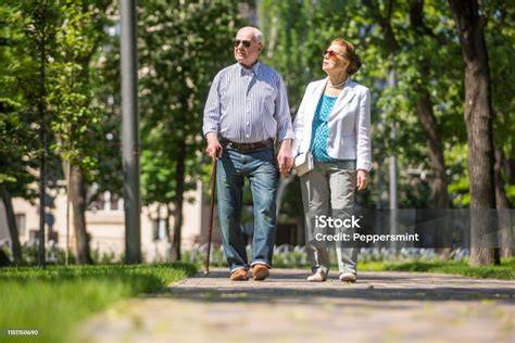 Adulto mayor caminando en parque