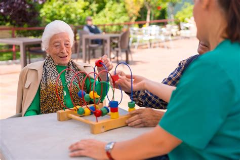 Sesión de estimulación cognitiva en residencia de personas mayores