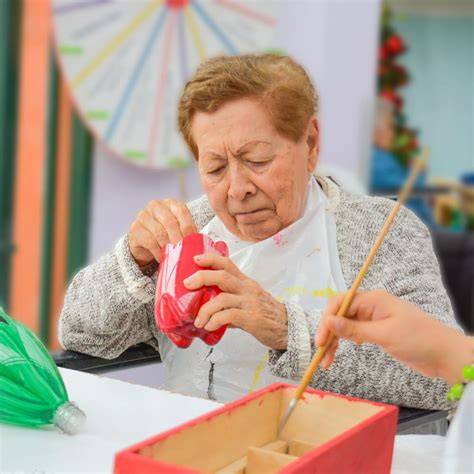 Persona mayor realizando manualidades en taller artístico