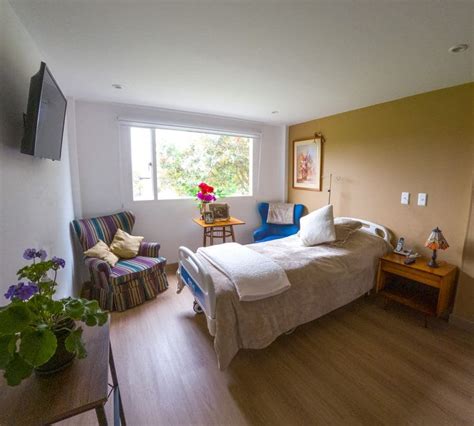 Habitaciones adaptadas para adultos mayores, una con cama clínica y otra con cama tradicional, ambas acogedoras.