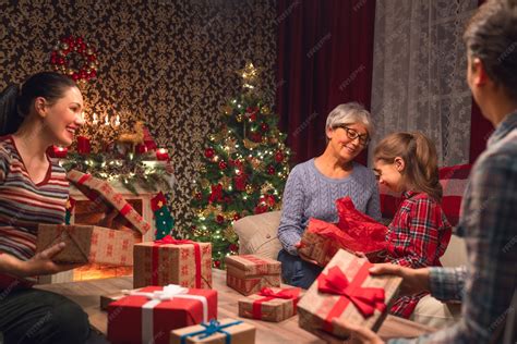 Familia celebrando la Navidad con una persona mayor sonriendo