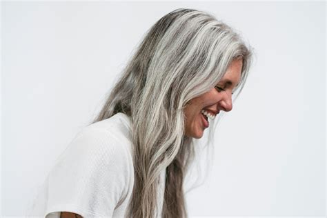 Fotografía artística de mujeres de espaldas con canas, representando la belleza del envejecimiento