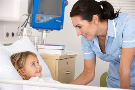 Equipo de enfermería pediátrica brindando atención y apoyo a un niño con leucemia y su familia