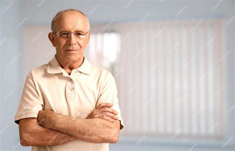 Foto de adulto mayor trabajando con entusiasmo