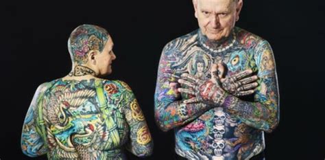 Foto de la pareja Charles Helmke y Charlotte Guttenberg mostrando sus tatuajes coloridos
