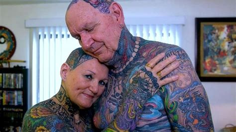 Retrato detallado de Charlotte Guttenberg mostrando sus tatuajes de plumas