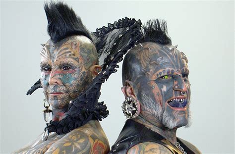 Foto de Víctor Peralta y Gabriela Ríos mostrando sus tatuajes y modificaciones corporales
