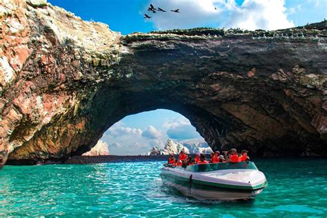 Bote turístico navegando cerca de las islas de la reserva, con lobos marinos