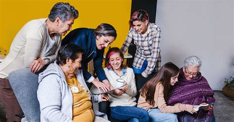 Fotografía temática de un encuentro intergeneracional donde un joven escucha la historia de un anciano.