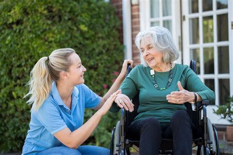 Esquema de servicios ofrecidos en una residencia geriátrica, destacando salud, recreación y cuidado permanente.