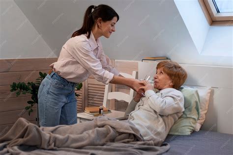 ilustración de una persona cuidando a un familiar mayor con expresiones de cansancio y preocupación