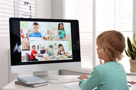 Niños ensayando música a distancia por videoconferencia durante la pandemia